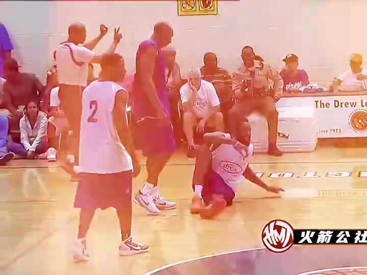 哈登要起身被科比一腳踩住老大得等隊(duì)友來(lái)拉才能起身