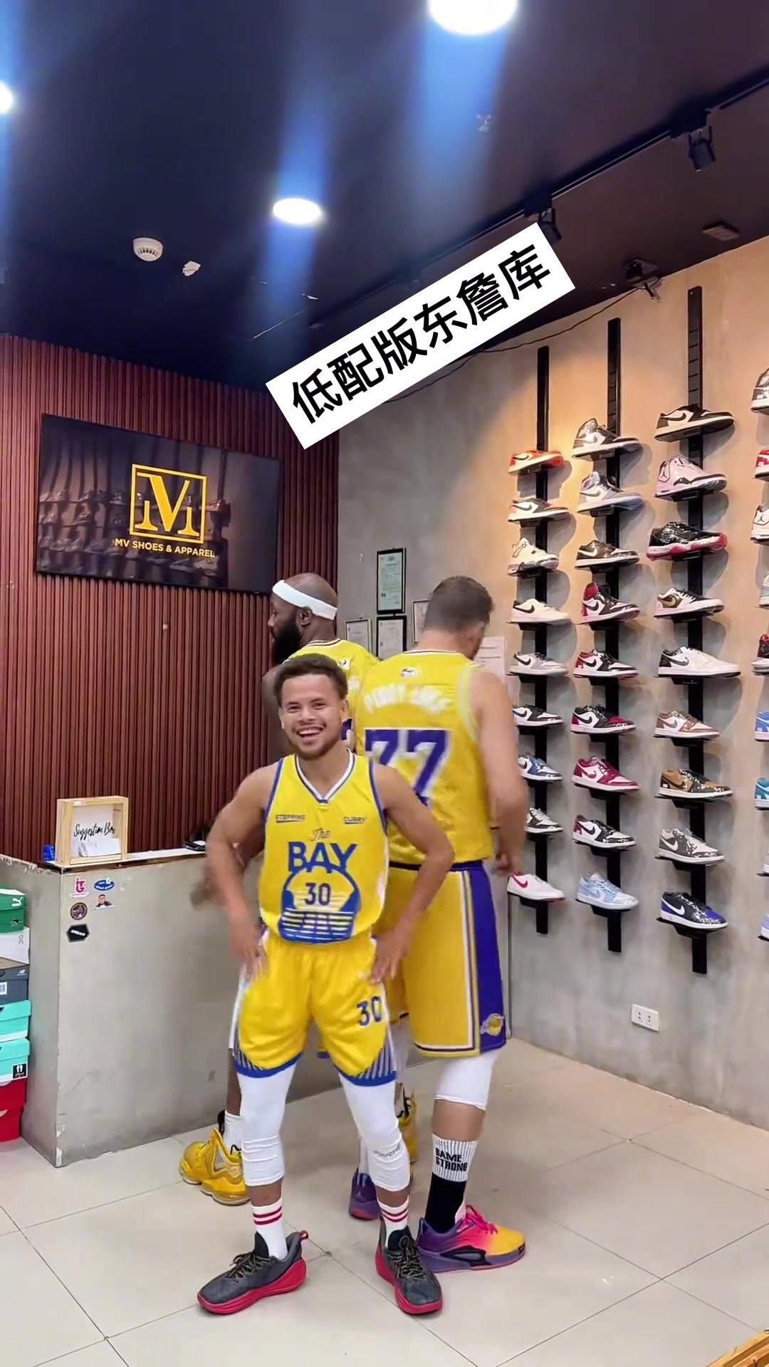 外國(guó)驚現(xiàn)山寨版詹庫(kù)東有一說(shuō)一長(zhǎng)得還挺像的