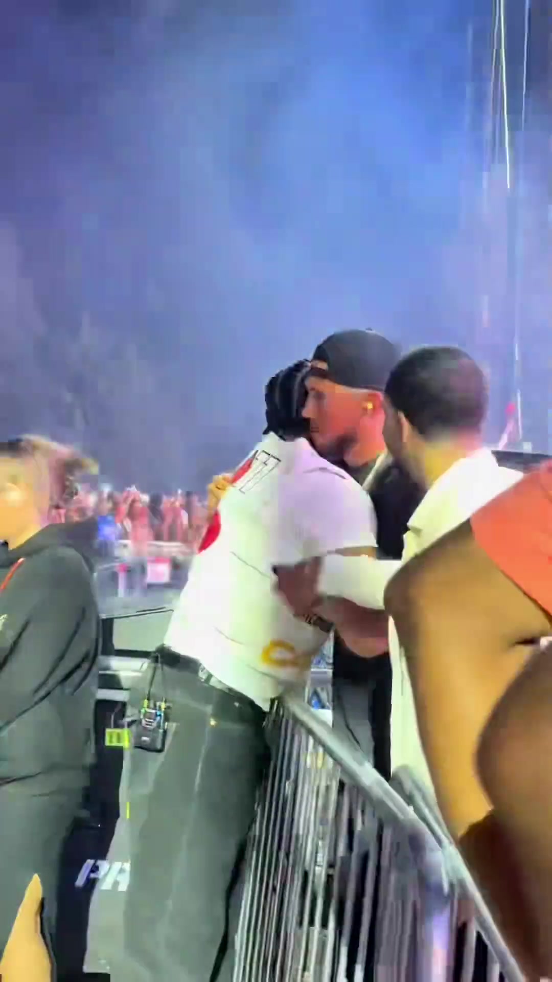 關(guān)系很好啊說(shuō)唱歌手公鴨Drake跳下臺(tái) 與布克熱情互動(dòng)