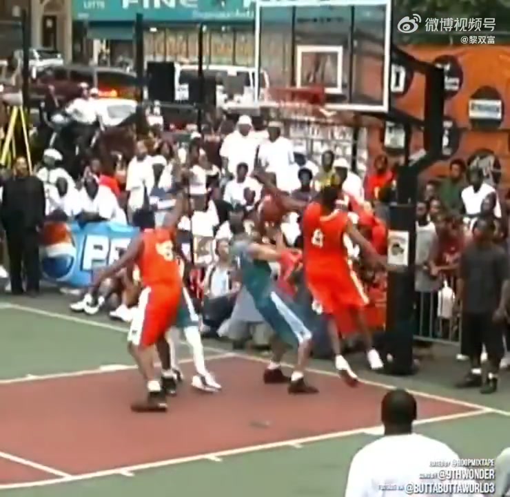 23年前的今天已經(jīng)拿下三連冠的科比現(xiàn)身洛克公園大殺四方