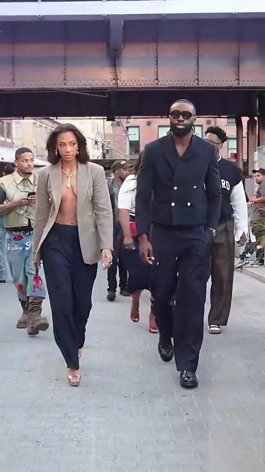 臥槽杰倫-布朗女友的著裝這么大膽竟然