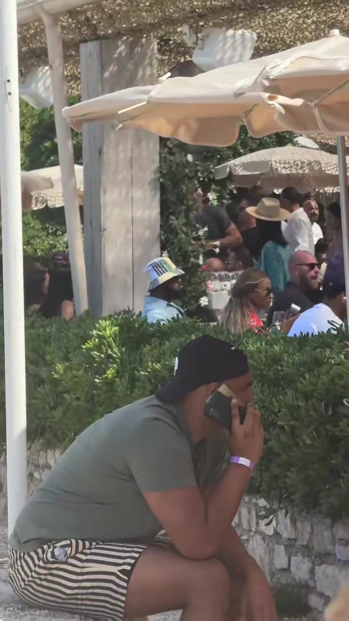 詹姆斯亞馬遜創(chuàng)始人貝索斯摩納哥一起聚會(huì)