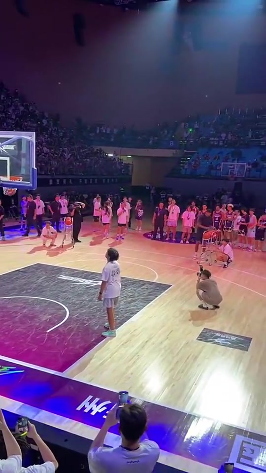 恩比德看完沉默了喬治去年中國行表演三分離譜的10中2