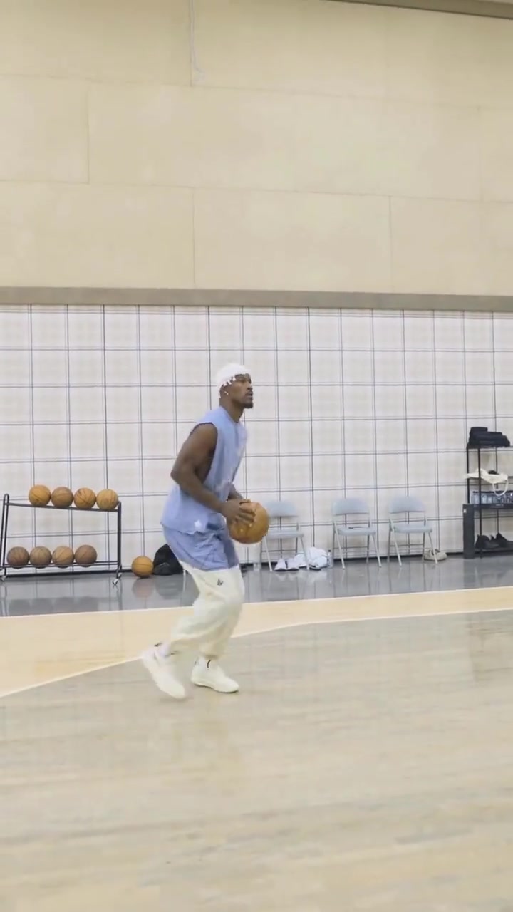 巴哥沉迷訓練又整了個稀奇古怪的造型