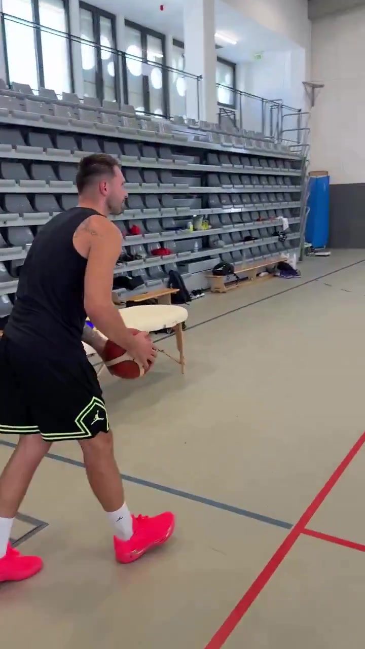 瘦成閃電了東契奇半場(chǎng)超遠(yuǎn)隨手一扔就進(jìn)了