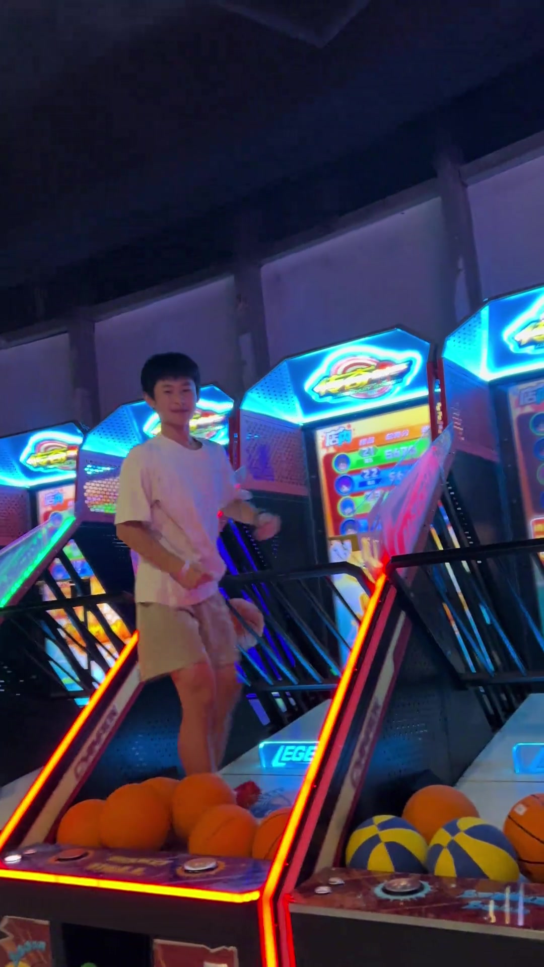 籃球小伙暴扣投籃機(jī) 隨后模仿詹姆斯霸王步慶祝動(dòng)作