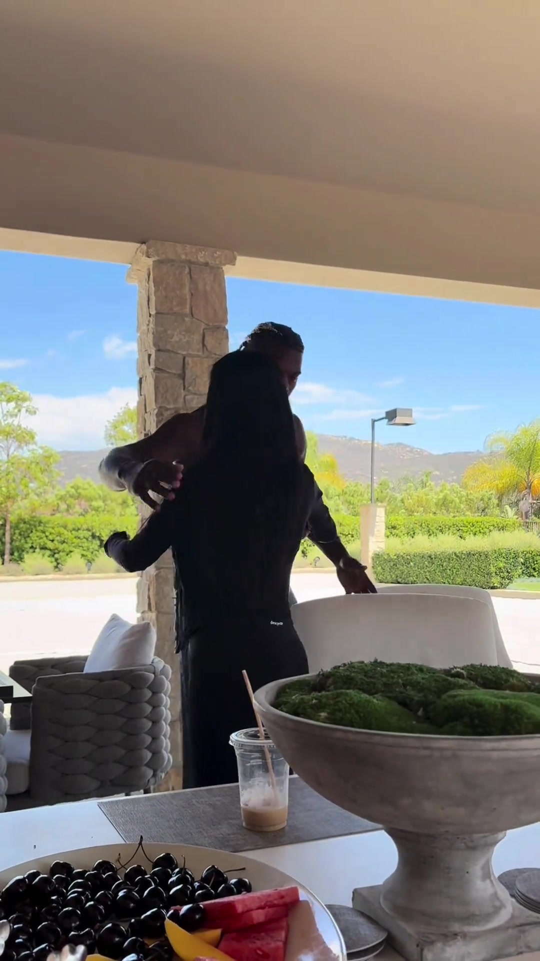 關系很好啊此前和巴特勒一起逛賭城的華人美女參觀巴特勒的豪宅