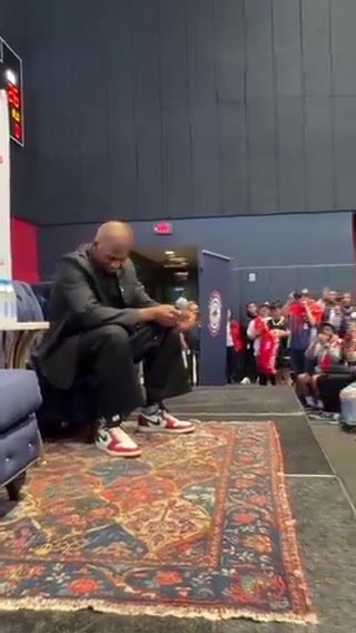 回家了保羅在發(fā)布會(huì)現(xiàn)場(chǎng)受到快船隊(duì)球迷熱烈歡呼 激動(dòng)落淚