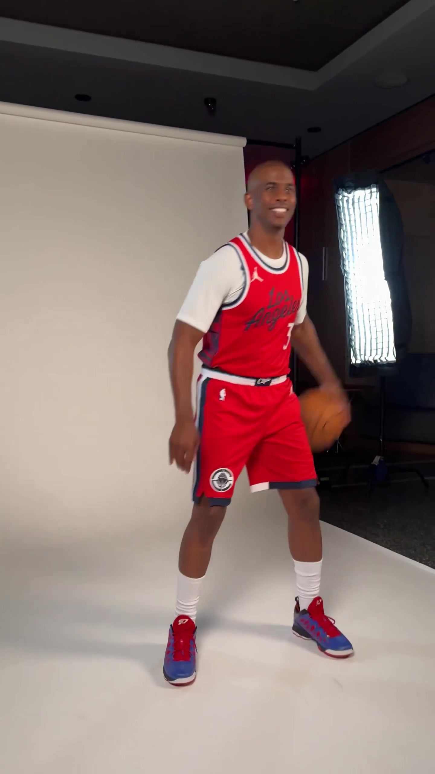 重返老東家真的很開心保羅拍攝快船定妝照時(shí)咧嘴大笑