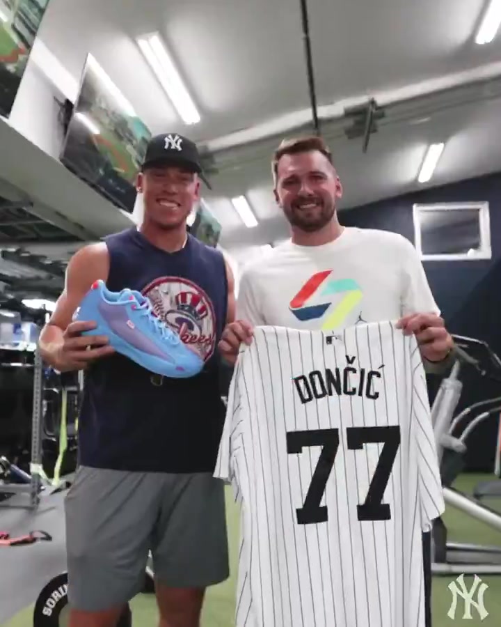 沒有小肚子東契奇參加揚基隊活動這身形真瘦成一道閃電