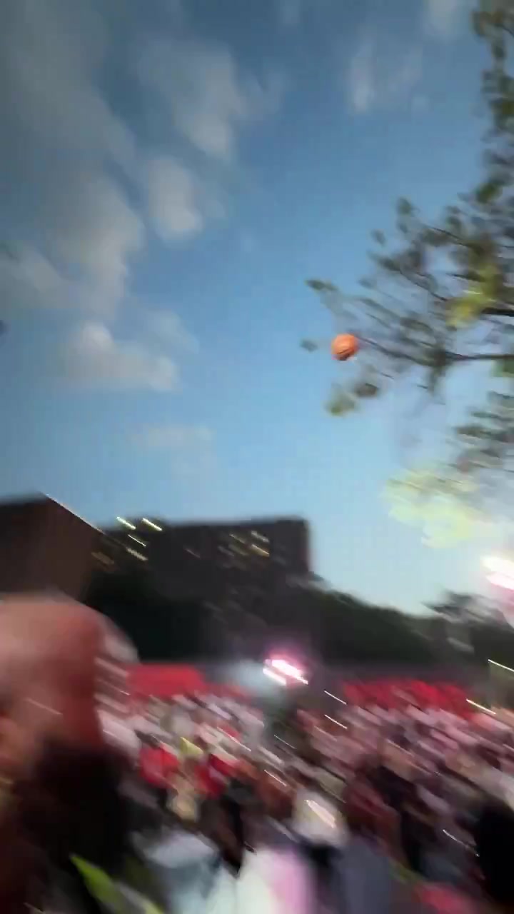 駕輕就熟東契奇現場表演坐投三分一擊即中仔細看真瘦了一圈