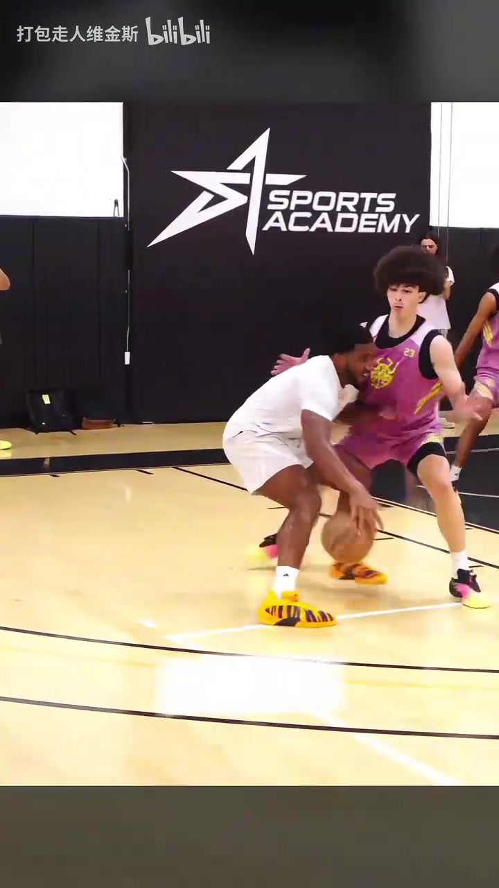 又是一點(diǎn)沒閑著的休賽期米切爾突襲精英訓(xùn)練營降維打擊