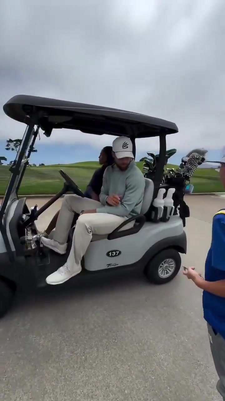 庫里帶著阿耶莎停下高爾夫球車 為勇士小球迷簽名后再離開