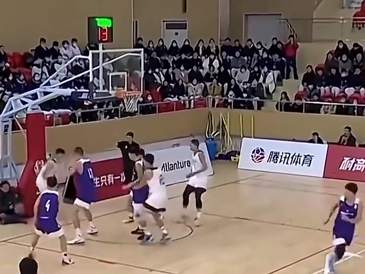 真認(rèn)不太出來(lái)?xiàng)铄咧惺沁@樣打球的天賦展現(xiàn)得淋漓盡致