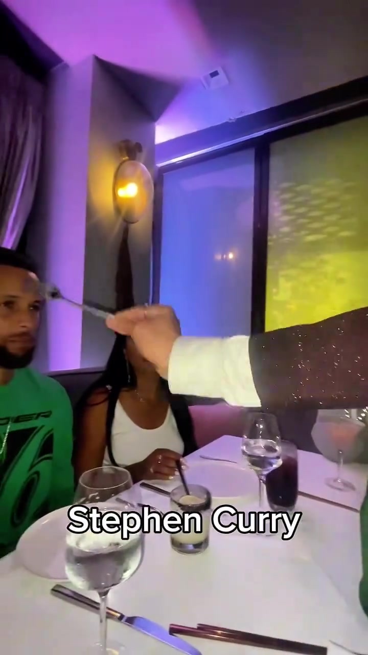 這魔術(shù)什么門道讓庫里十分驚訝阿耶莎都看呆了