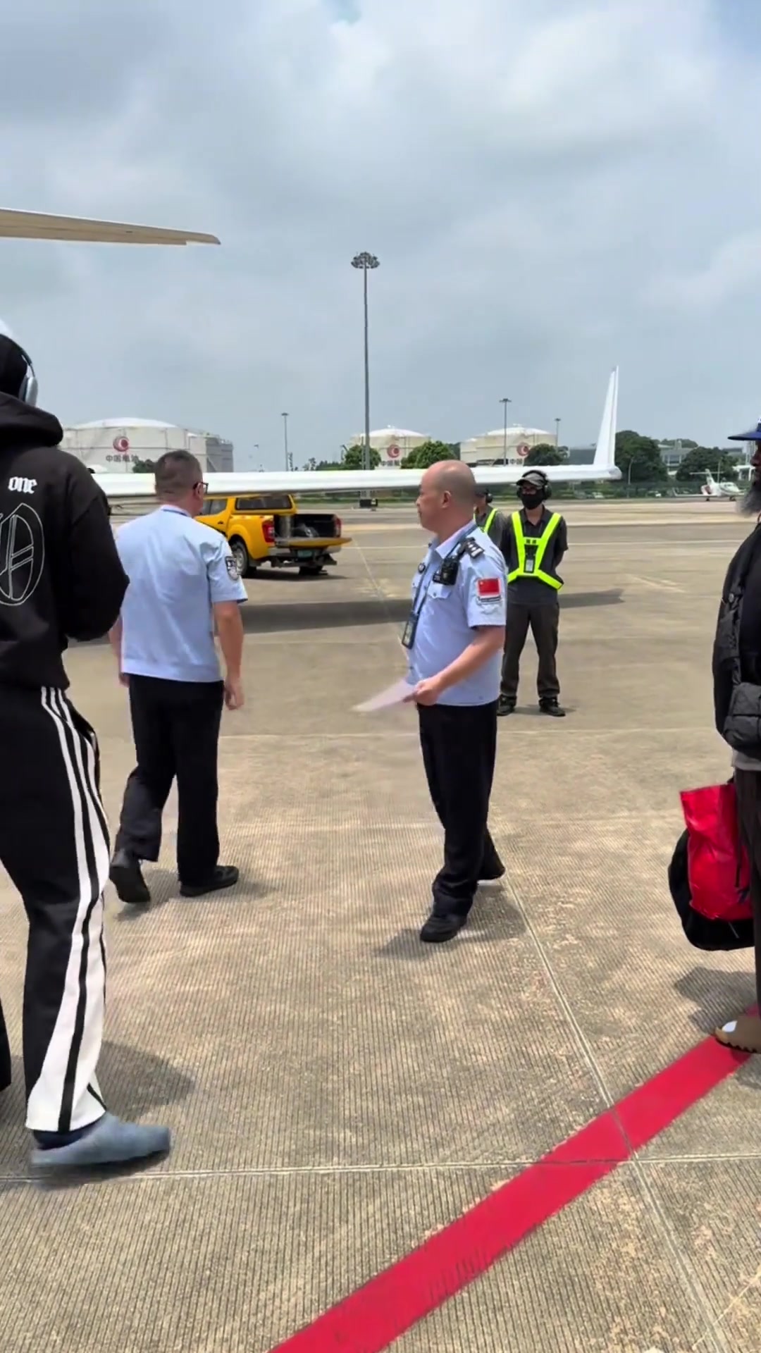 登哥落地廣州白云機(jī)場(chǎng)還和美麗空姐一起自拍合影