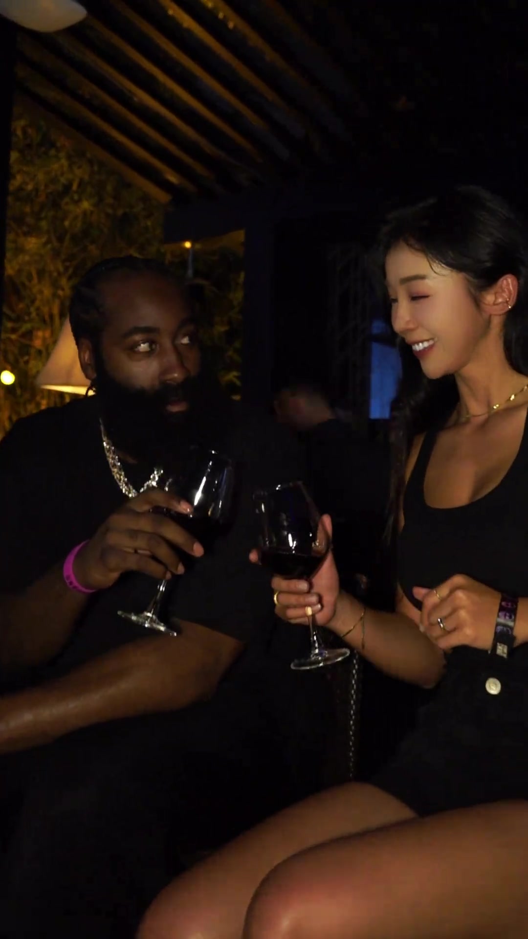 又是一年中國(guó)行去年哈登跟張曼源干杯共飲