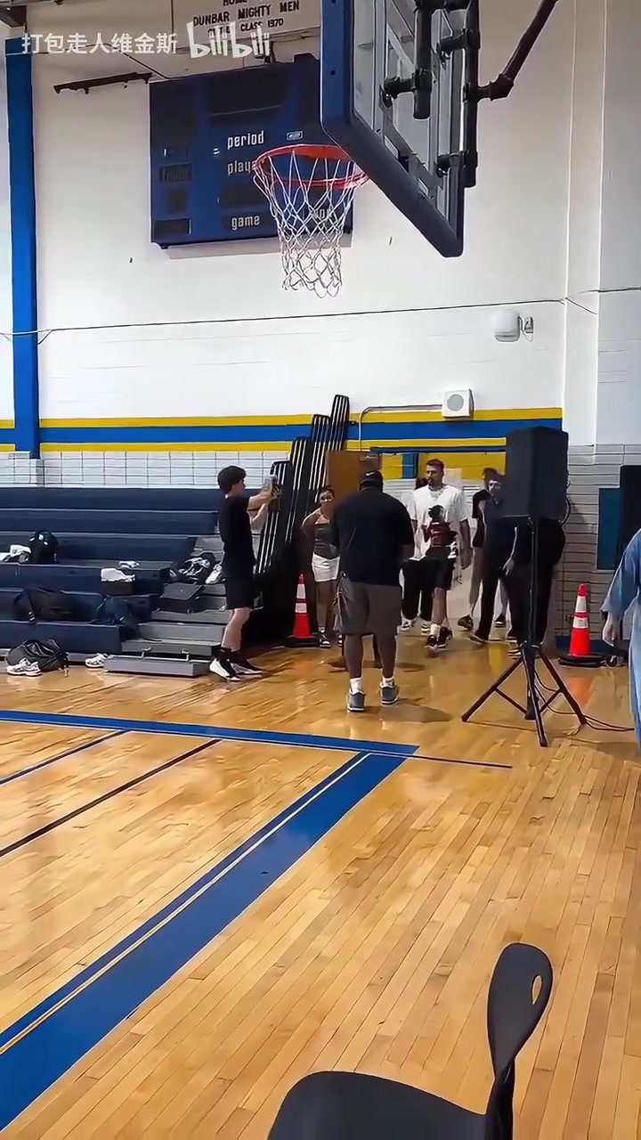 球迷的最愛東契奇看望小球迷們被團(tuán)團(tuán)圍住真是瘦多了啊