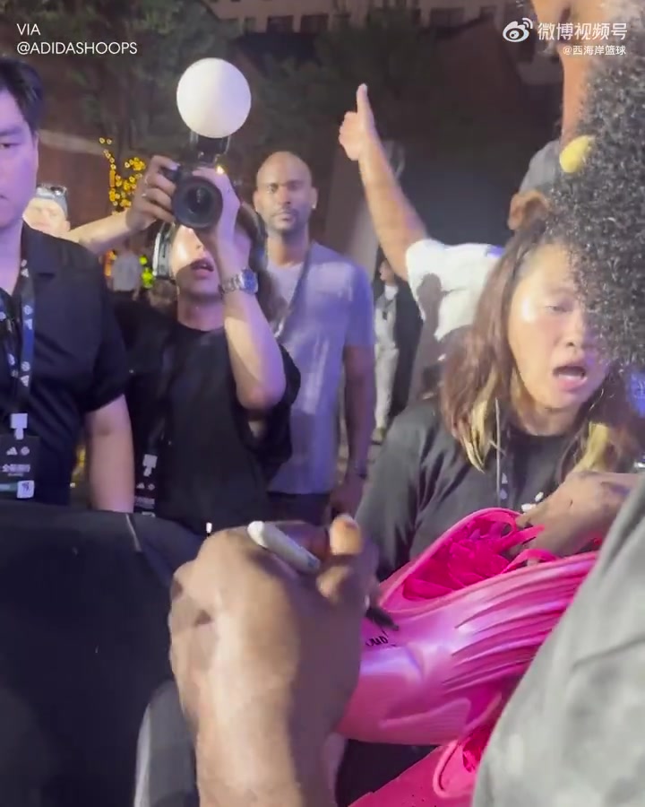 大愛(ài)哈登中國(guó)行將簽名鞋送給槍擊案幸存者中國(guó)留學(xué)生