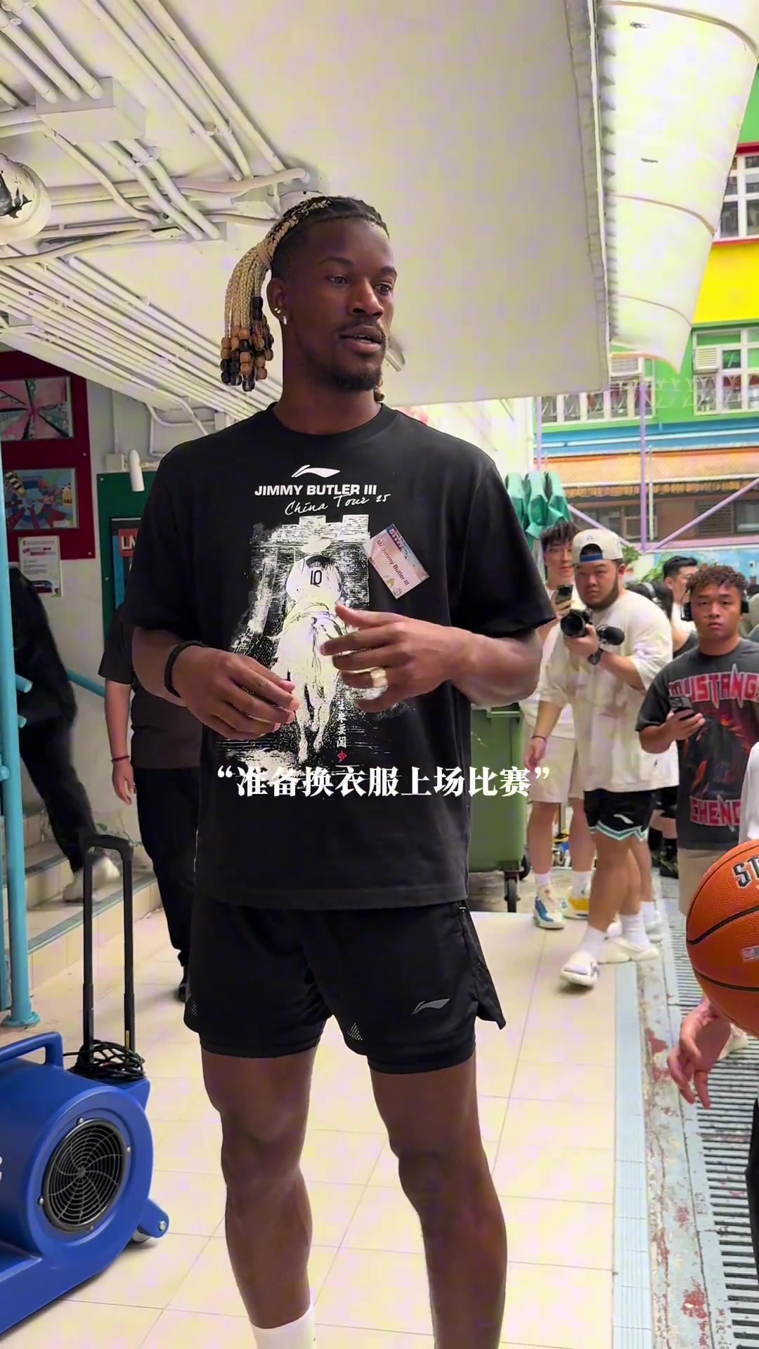 巴特勒貢獻今年中國行第一個名場面邪惡雙馬尾差點誤入女廁