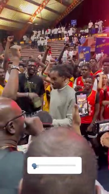 無所適從小卡微笑掩蓋尷尬的表情太有意思了