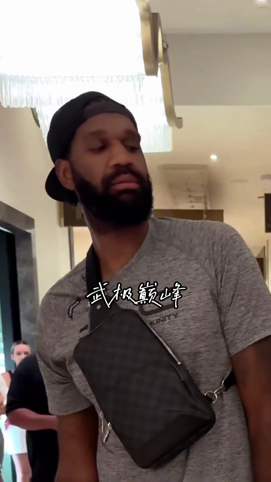 最水狀元當(dāng)球迷告訴奧登他來自波特蘭 奧登開心與他合影