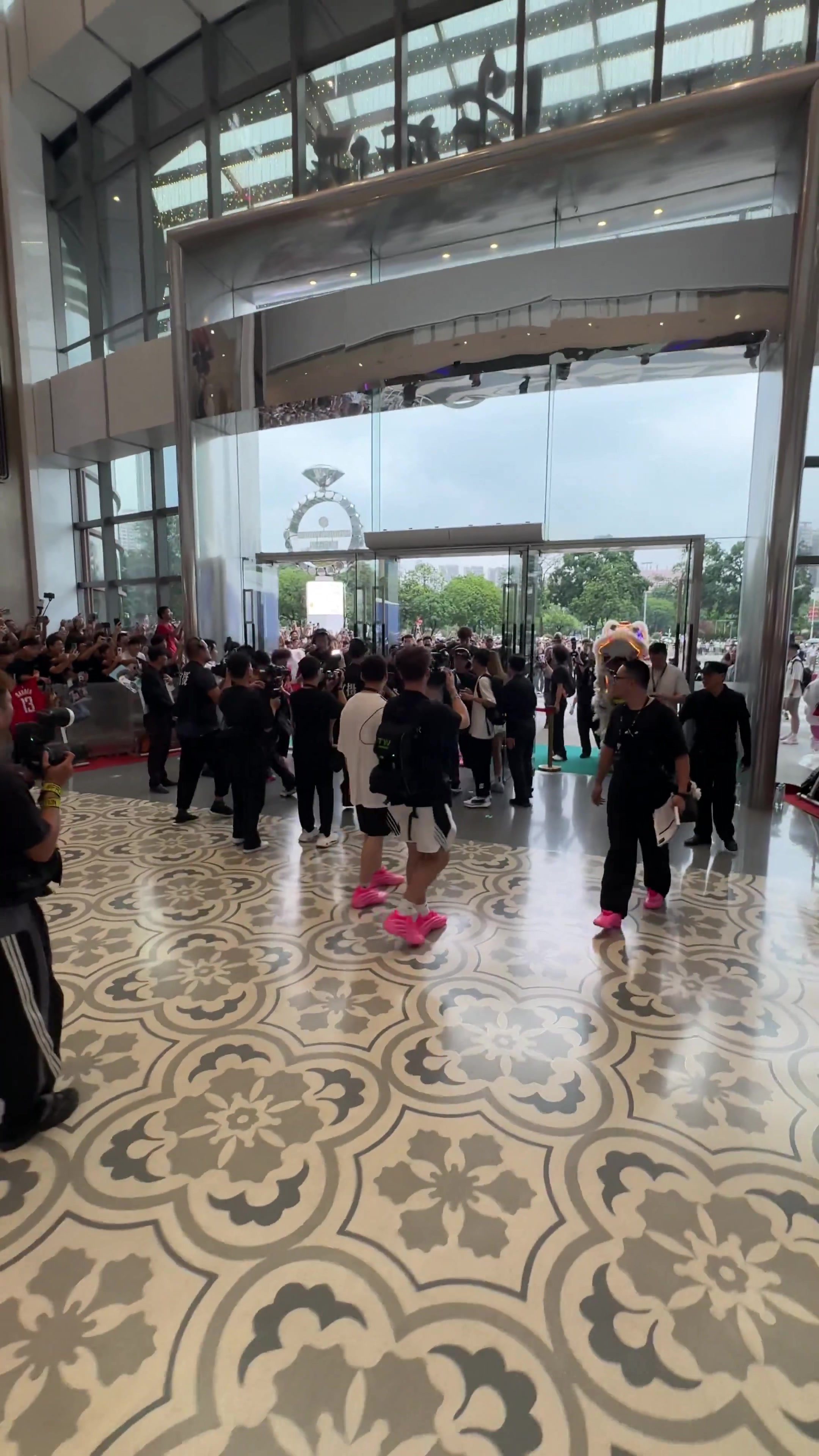 看看登哥在中國(guó)的人氣有多火爆數(shù)千球迷涌入商場(chǎng)來(lái)看他