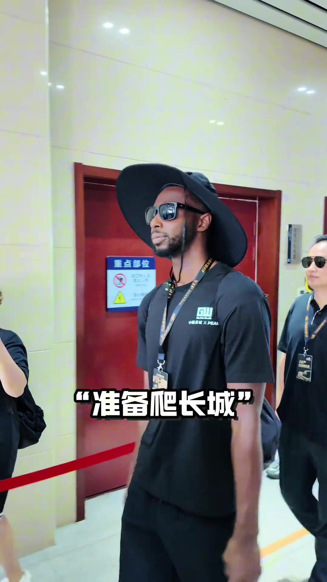 不到長城非好漢嘴哥打卡八達(dá)嶺長城把嘴哥都曬黑了