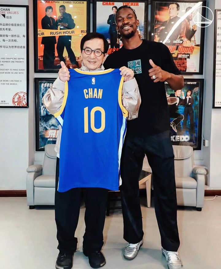 勇士今夏最強引援巴特勒贈予71歲成龍勇士10號球衣