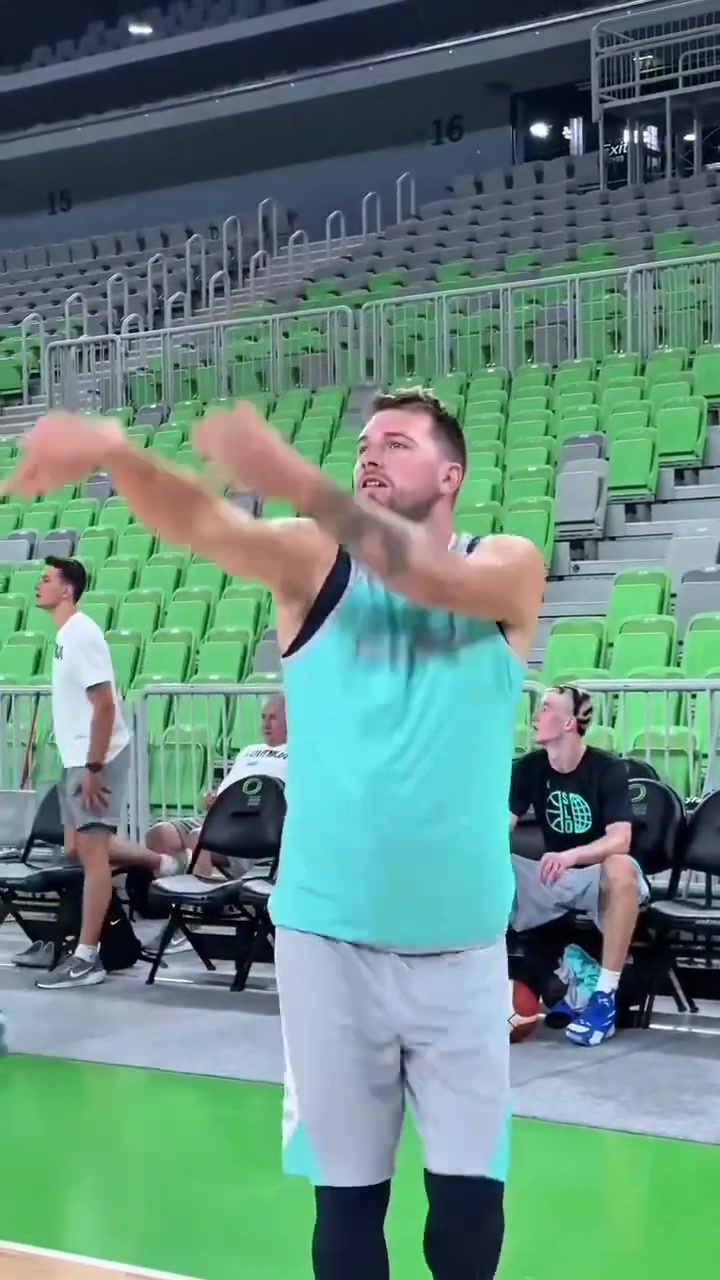 這是真瘦了腿都細(xì)了東契奇回歸斯洛文尼亞國家隊備戰(zhàn)歐錦賽