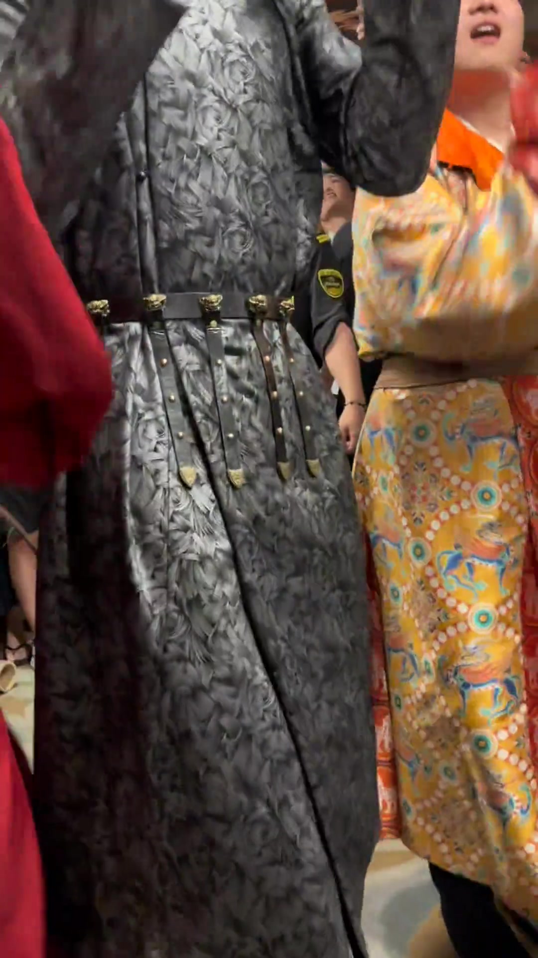 維金斯西安行身穿當(dāng)?shù)靥厣b跳舞 配樂還是護(hù)花使者