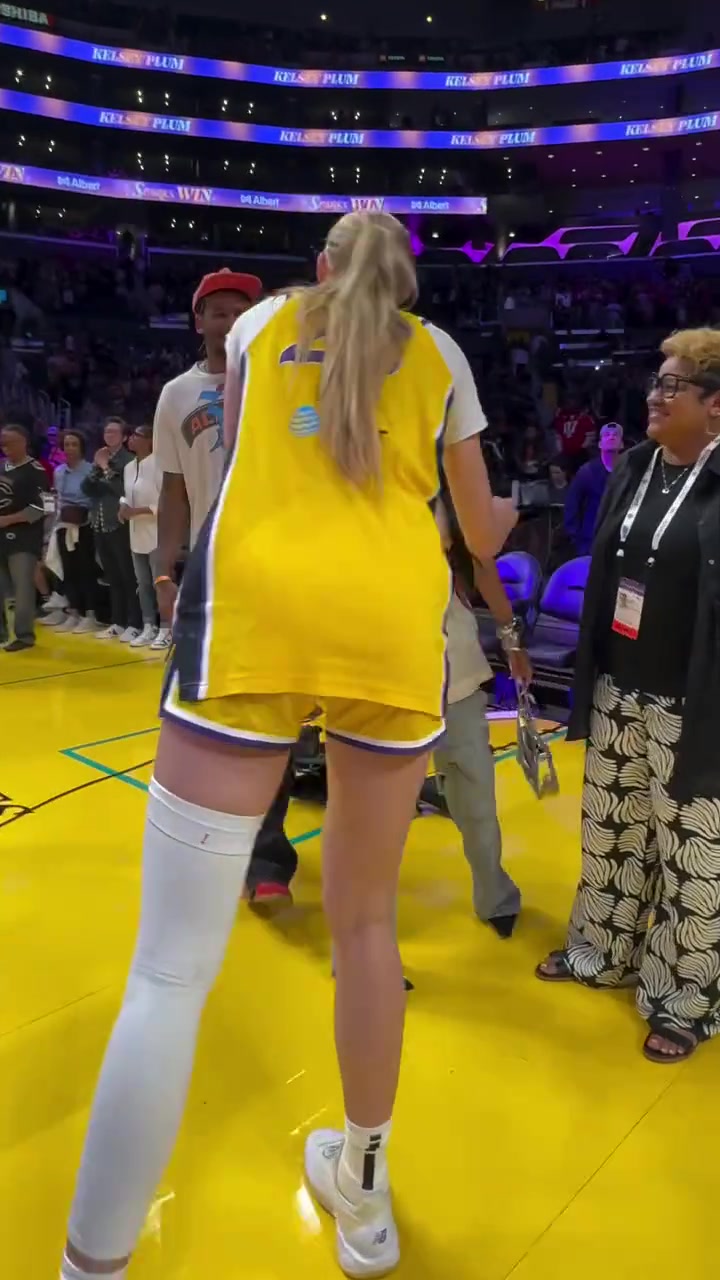 杰倫-格林帶著女友觀看火花隊(duì)比賽 并和庫里妹妹布林克擁抱