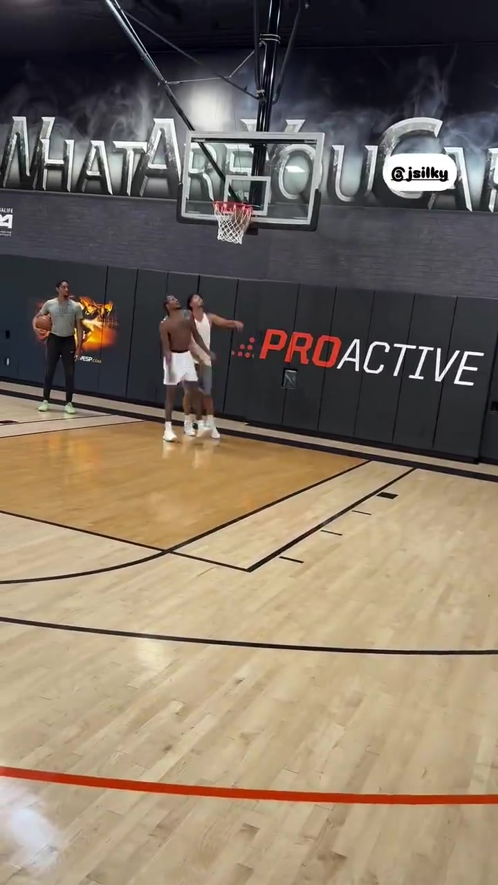 身材吃虧杰倫-格林與朱贊單挑被朱贊強(qiáng)行碾至籃下得分