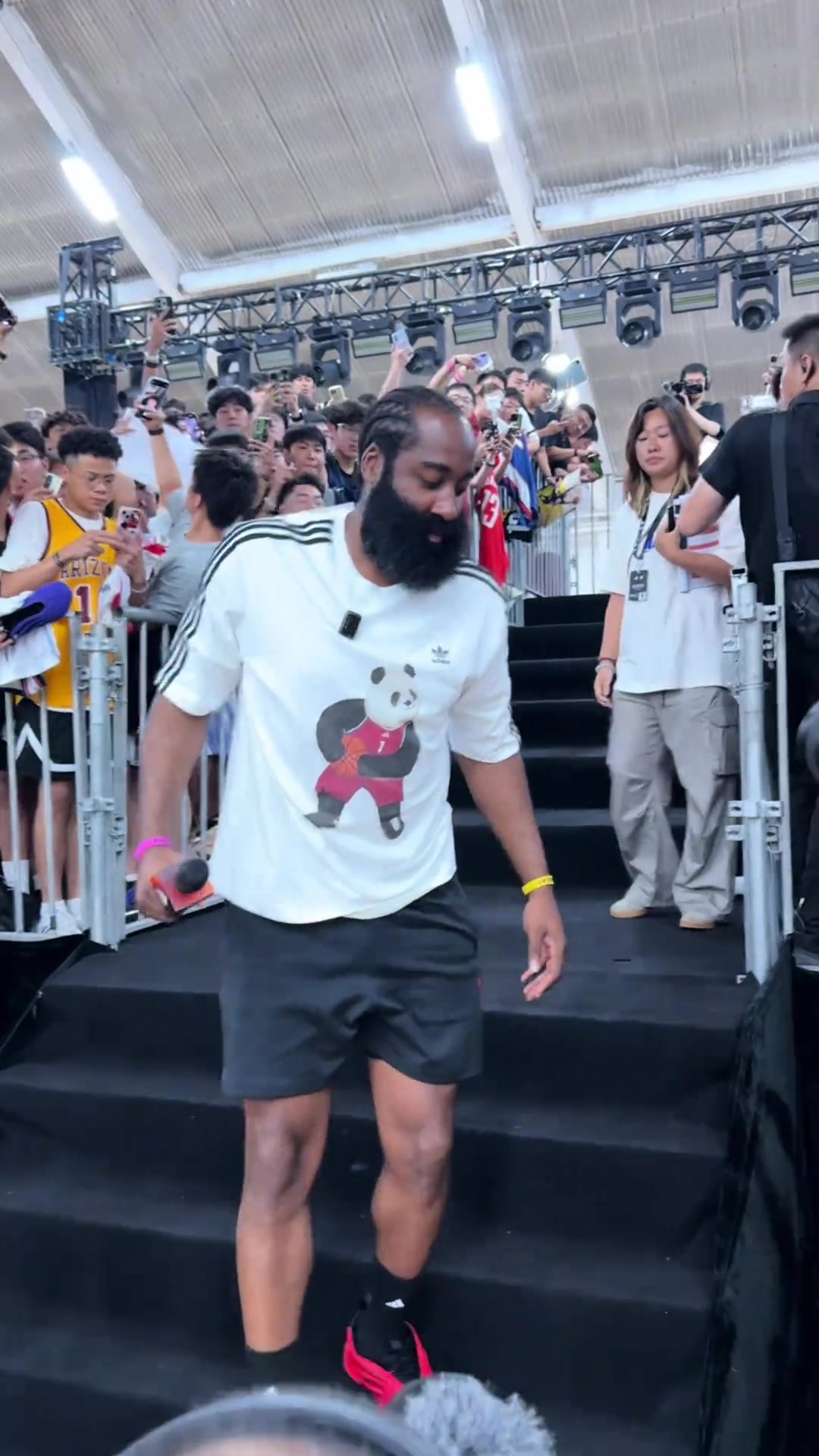 哈登與槍擊案幸存留學(xué)生重逢