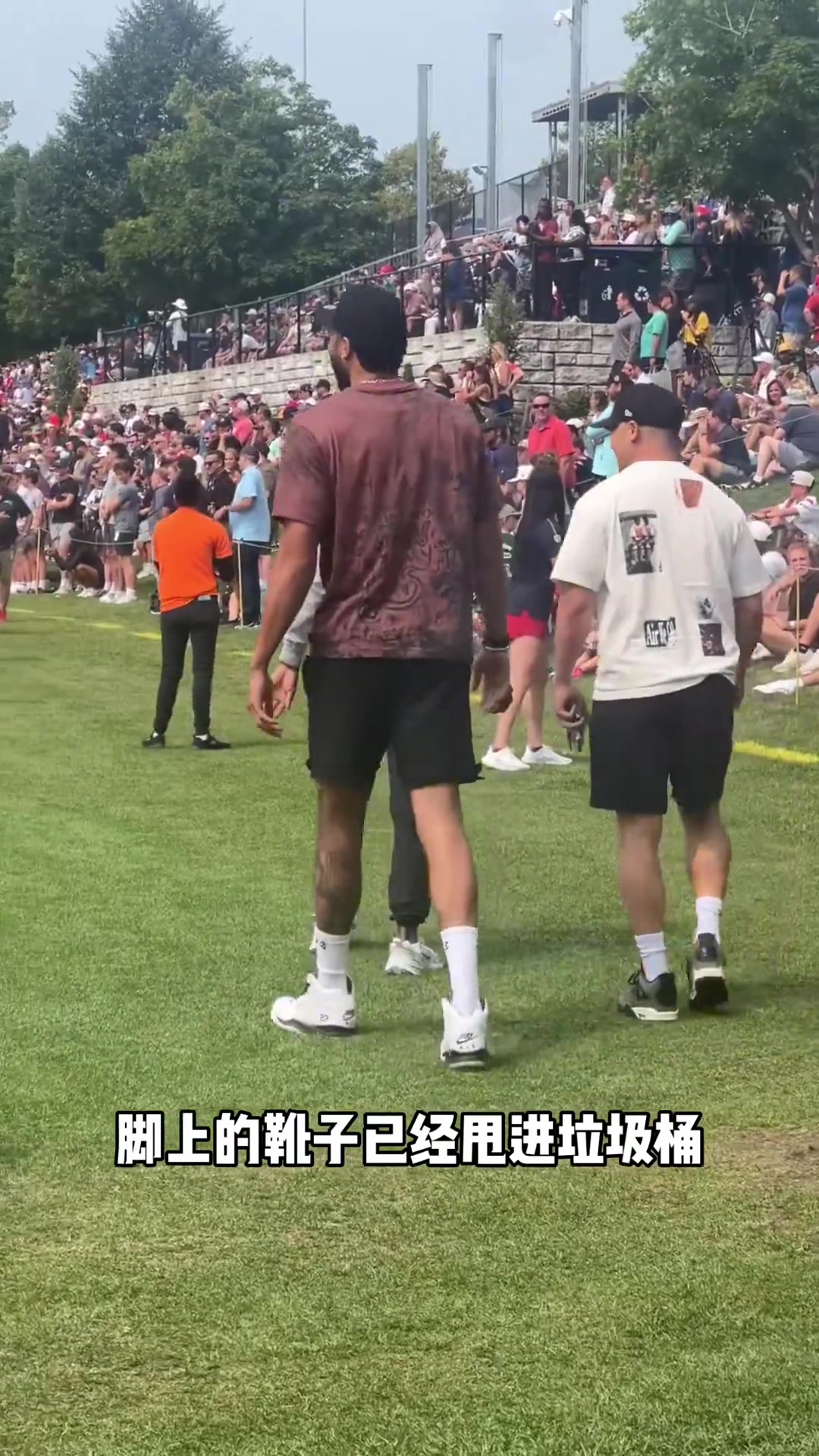 復出在即耐殺王塔圖姆現(xiàn)身橄欖球賽場 正常走路不需要保護靴了