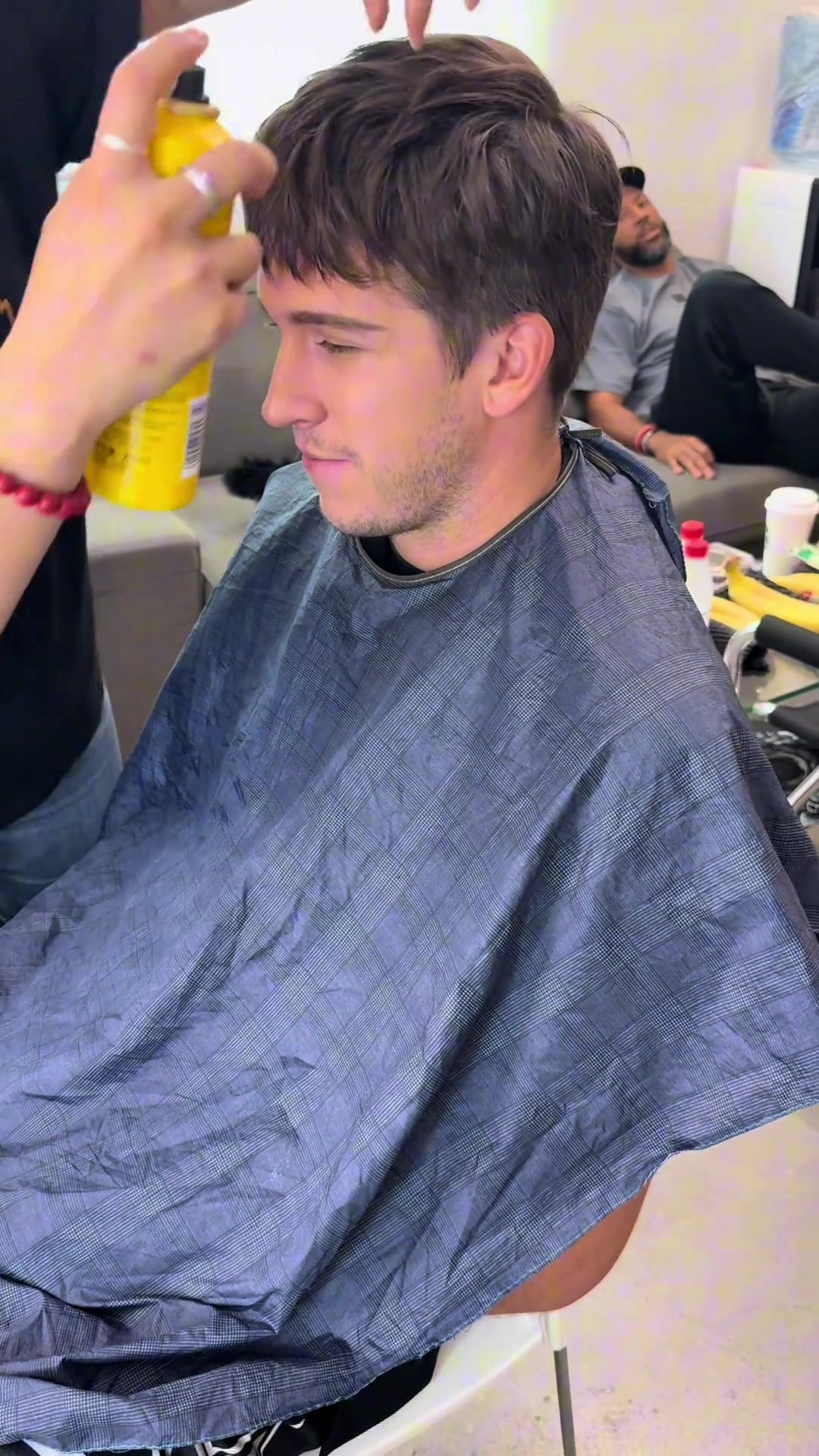 里夫斯中國行體驗洗剪吹 有一說一小里顏值在NBA排得上號吧