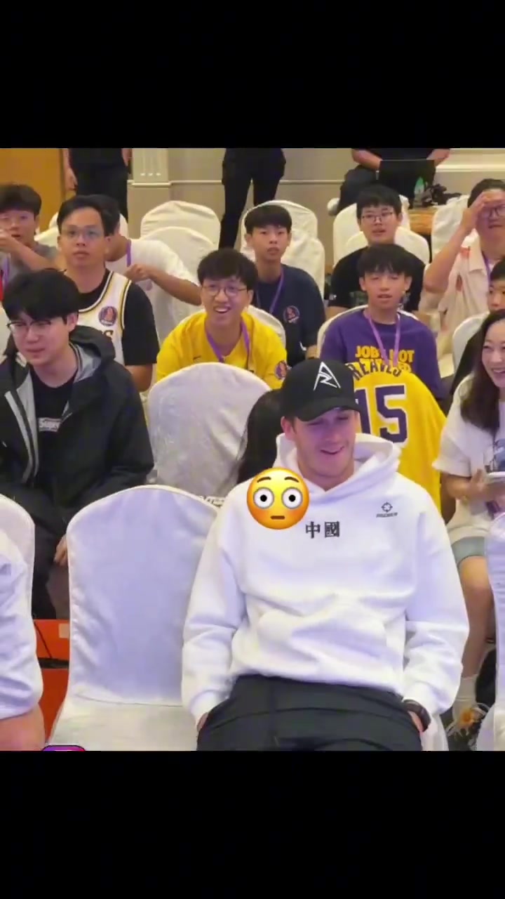 女球迷在里夫斯背后比心合影 把小里都給整害羞了