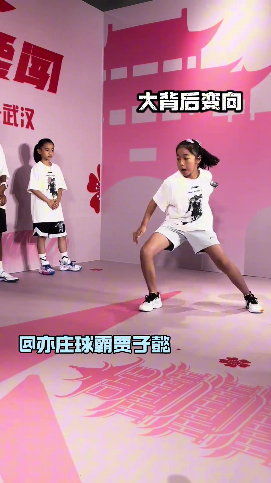 厲害了賈磊女兒嫻熟運球連巴特勒看完都得鼓掌