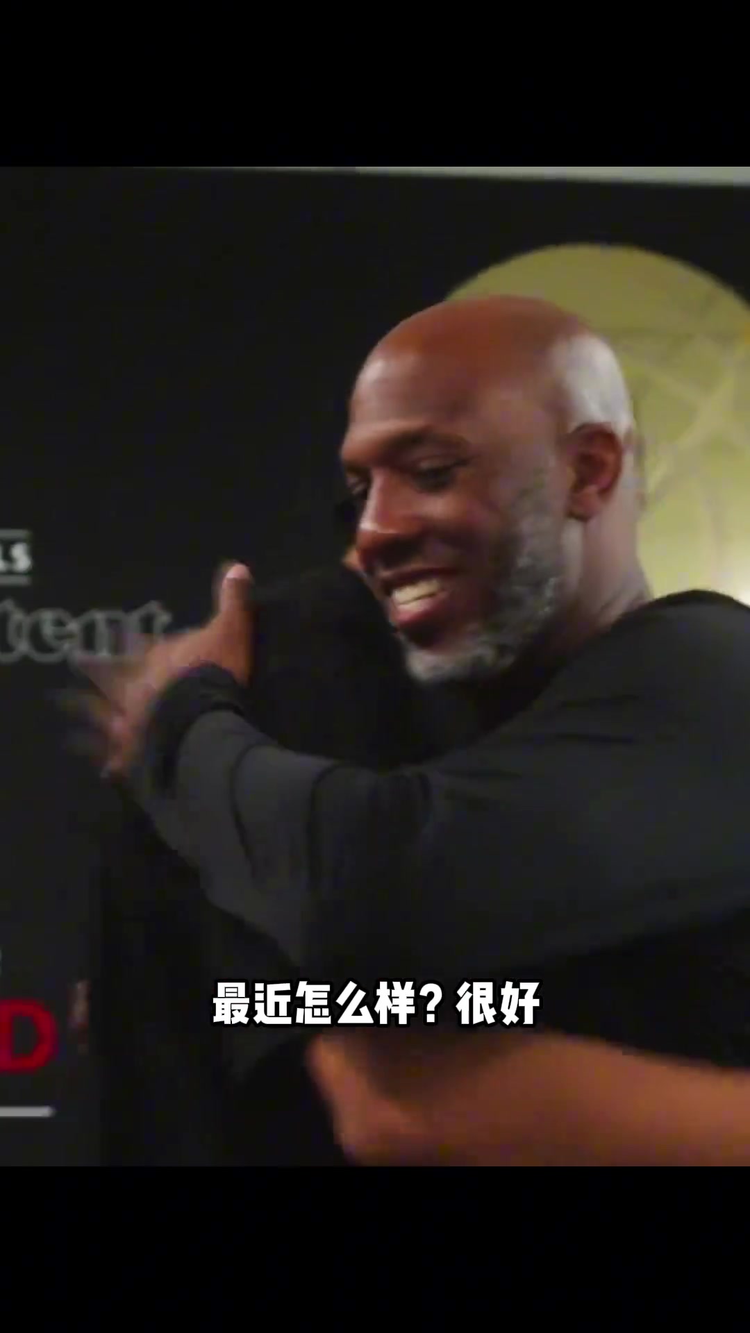 我們的外線大鎖卡馬拉領(lǐng)取自己的最佳防守二陣獎(jiǎng)杯