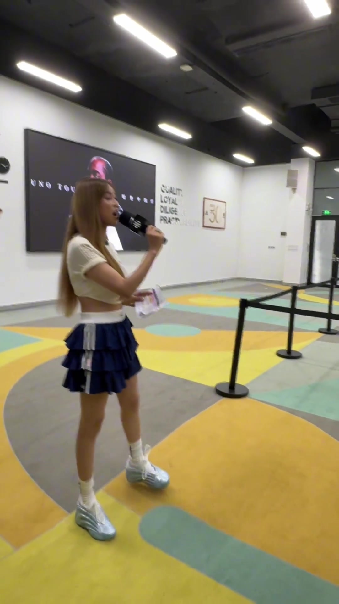 登哥來(lái)到清遠(yuǎn)鞋廠 近距離了解個(gè)人球鞋誕生全過(guò)程