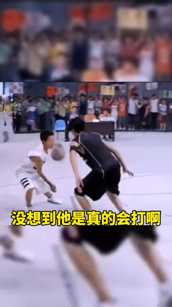 左撇子網(wǎng)友偶遇男星張一山打籃球 這水平算得上野球場大腿嗎