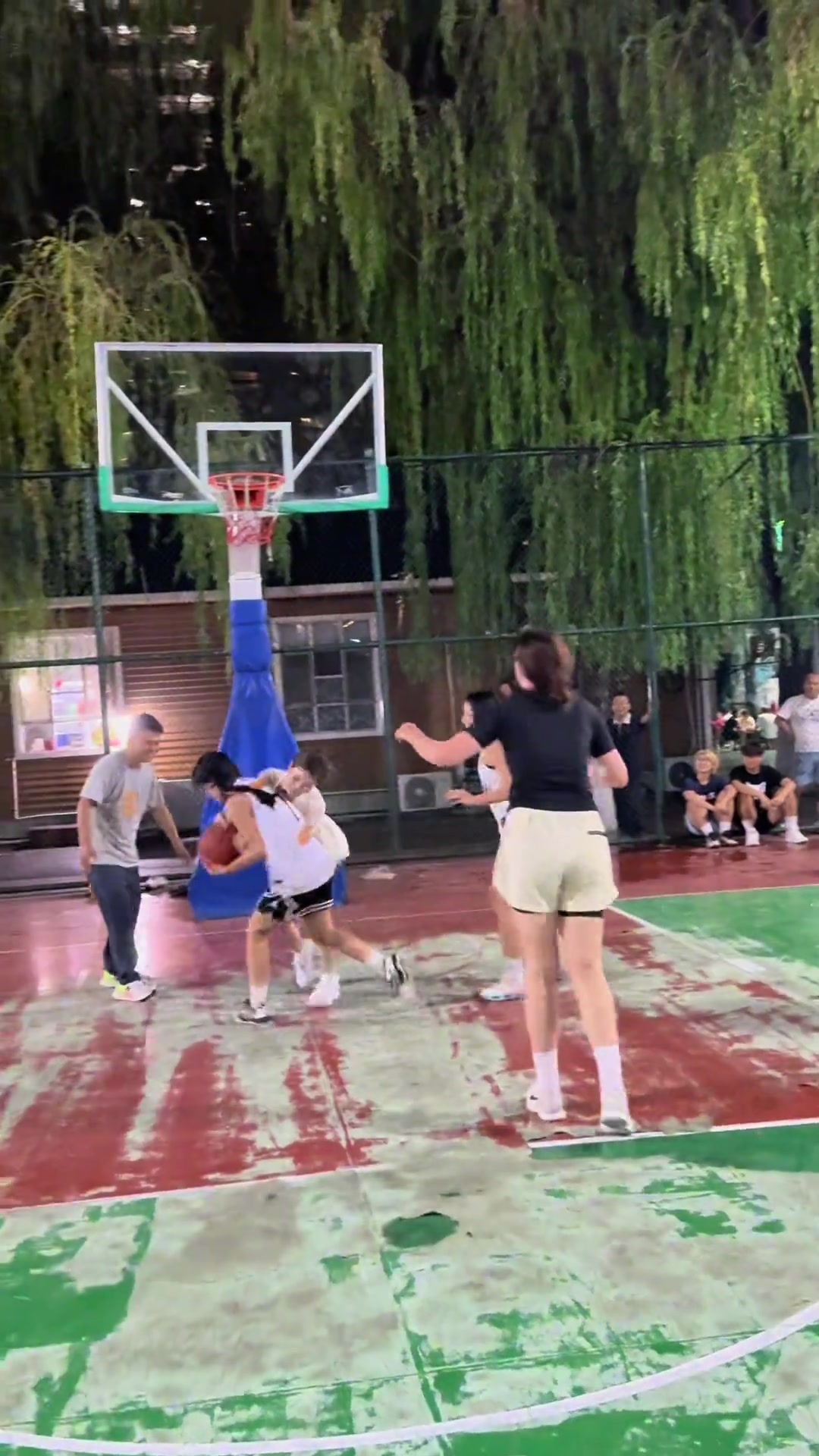 這激烈對抗的程度給全場唯一的哥們笑趴了