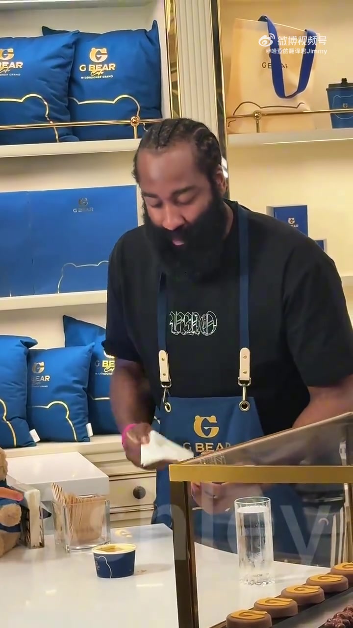 不必懷疑了哈登吃東西真是邊吃邊擦胡子