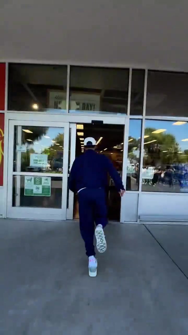 當(dāng)超市上架庫(kù)里的drinkplezi飲料快40歲的人了 和小孩子一樣