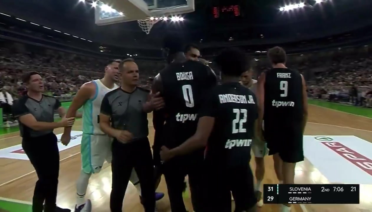 好勝心東契奇與前湖人球員邦加起沖突怒推后者狂噴垃圾話