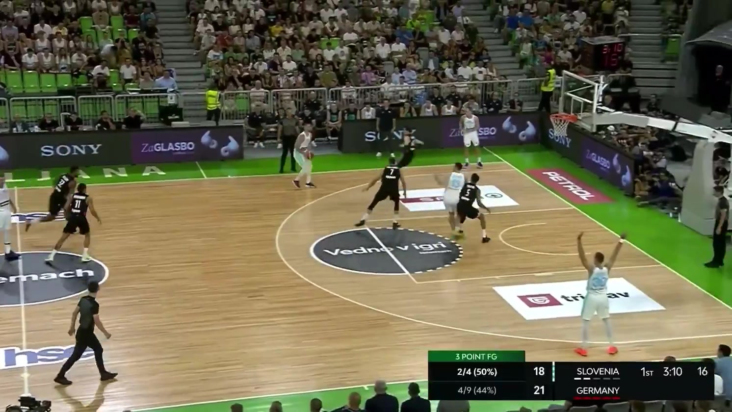 面對(duì)德國男籃雙人緊逼防守東契奇輕松破解還助攻隊(duì)員命中三分