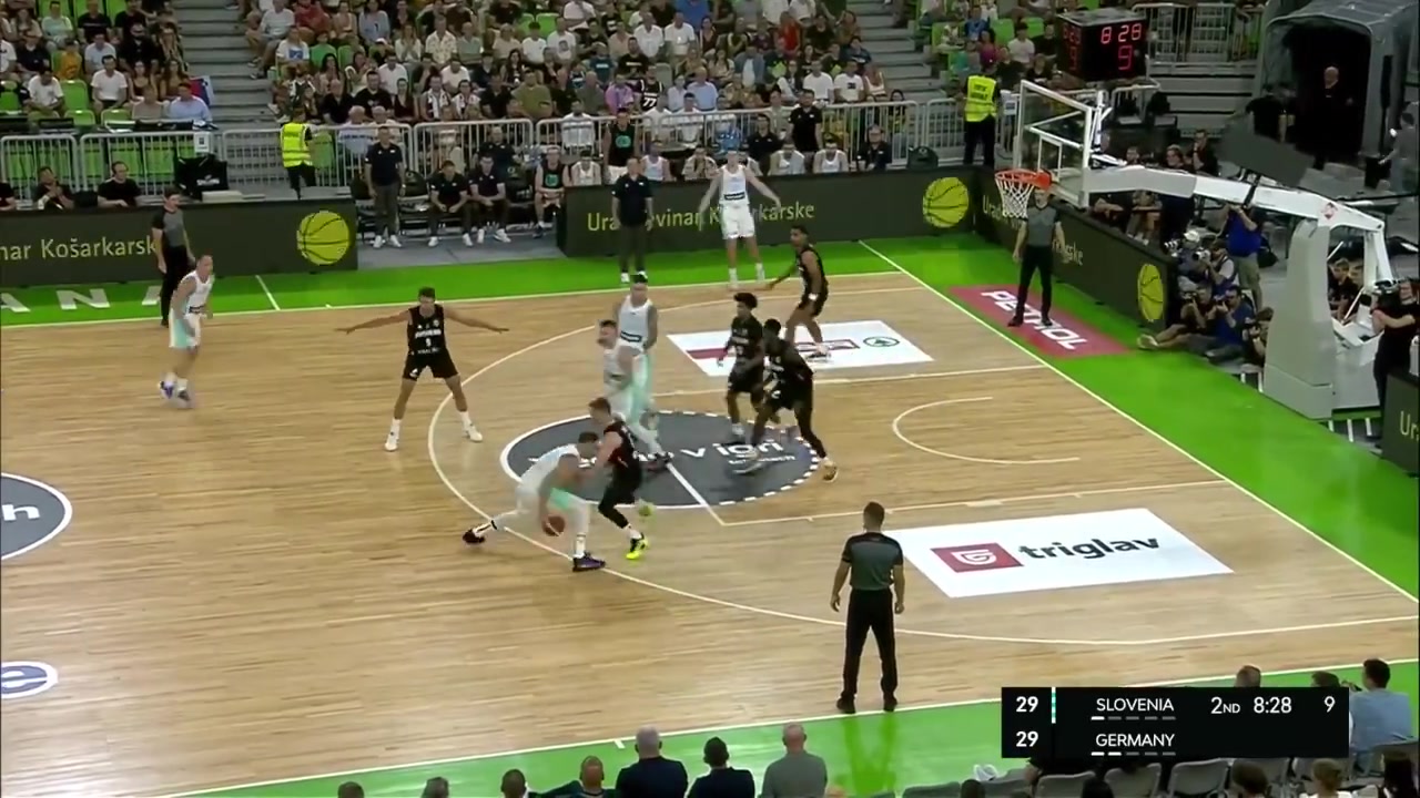 節(jié)奏變化東契奇這三分手感也太好了吧 隨手一扔就進(jìn)框里了