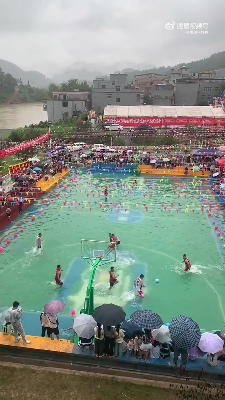 好家伙這場地詹姆斯和庫里來也不會打球了吧