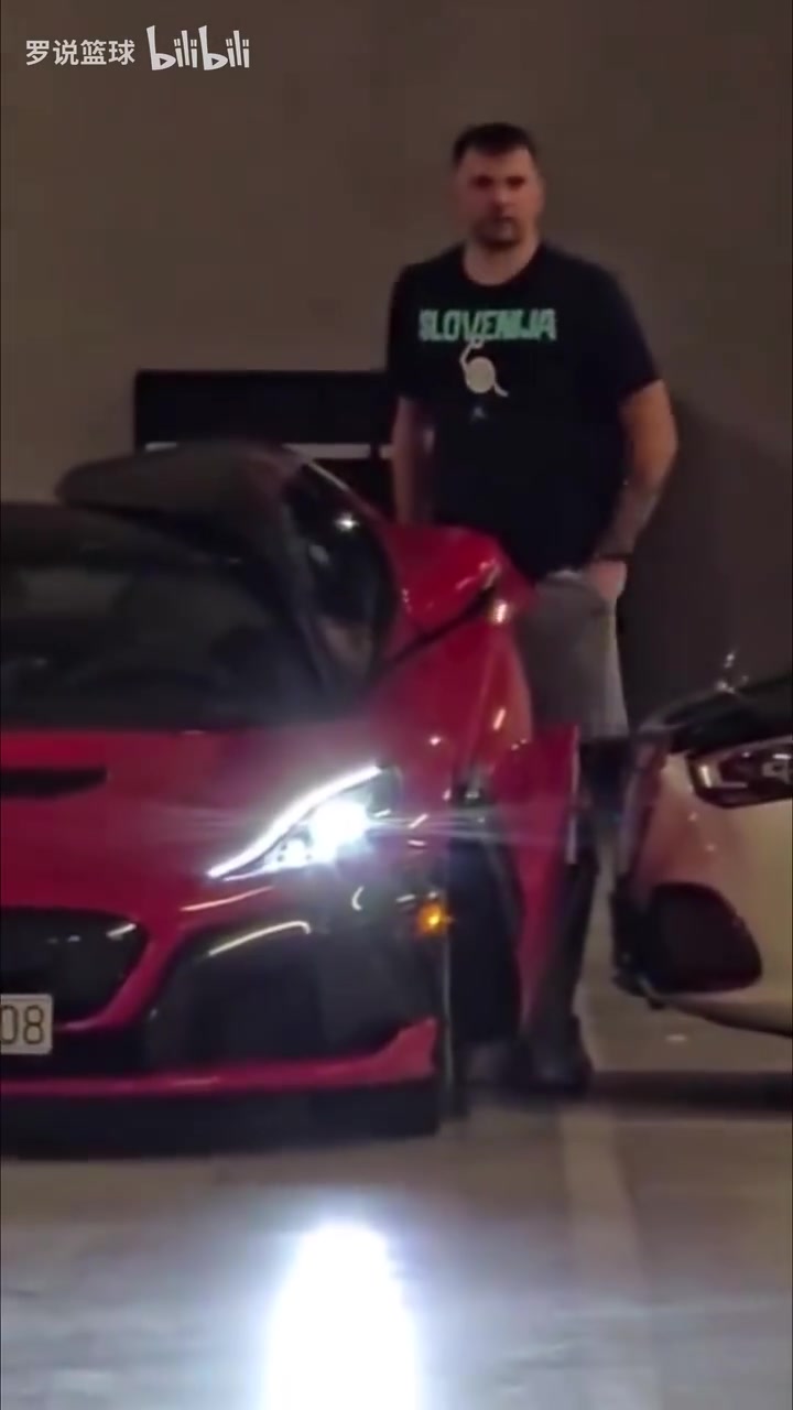 超級(jí)巨星也有這種煩惱東契奇百萬豪車開不了門誰車貼這么近