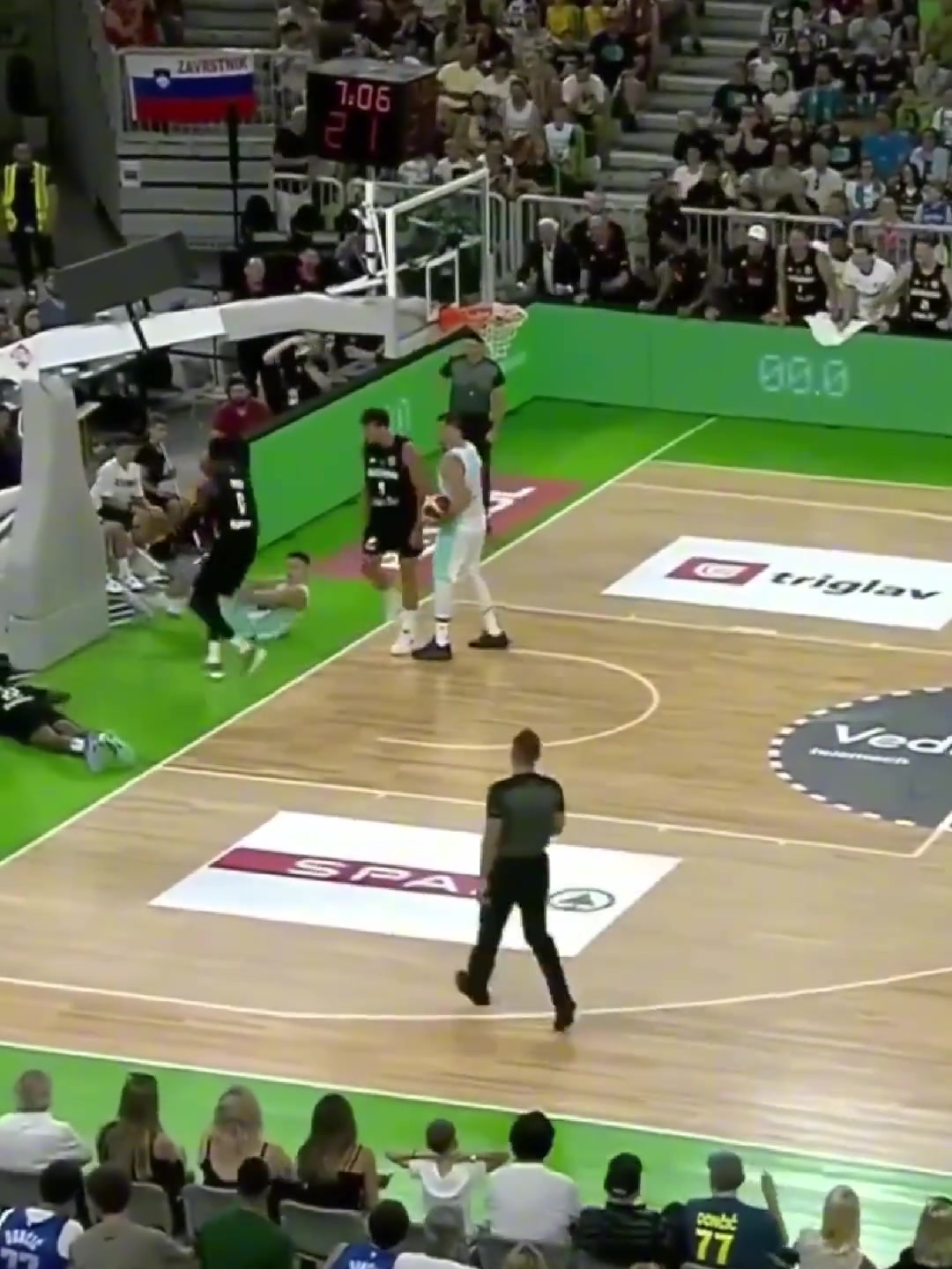 斯洛文尼亞與德國隊(duì)熱身賽東契奇與德國球員起沖突